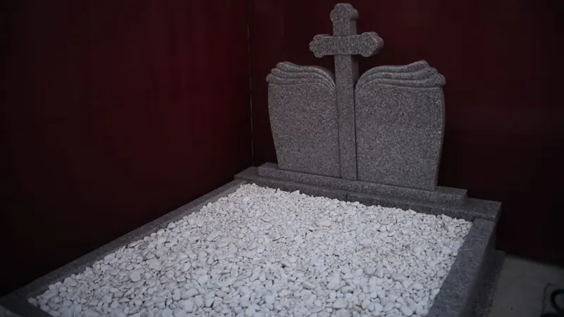 16. Lucrare dublă din granit castaniu pe cadru